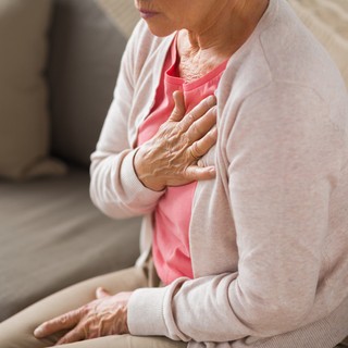 Szorít a mellkasom, hányingerem van, szédülök, nagy a baj? Az orvos válaszol című cikk nyitóképe