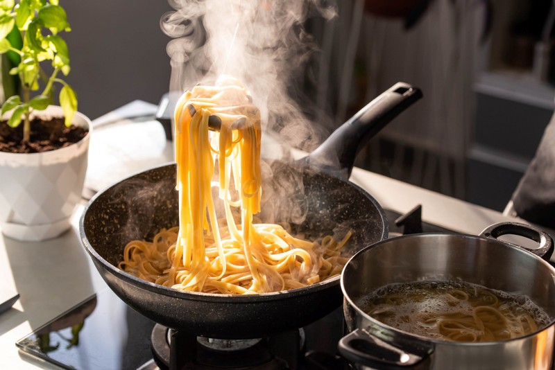 Nem kell olaj a vízbe! A tésztafőzés 6 buktatója – és a profi trükkök, amikkel mindet elkerülheti