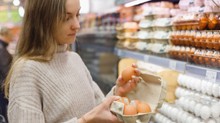 Miért nincs hűtőben a tojás a boltokban? Sokan meglepődnek ezen, pedig egyszerű oka van című cikk nyitóképe