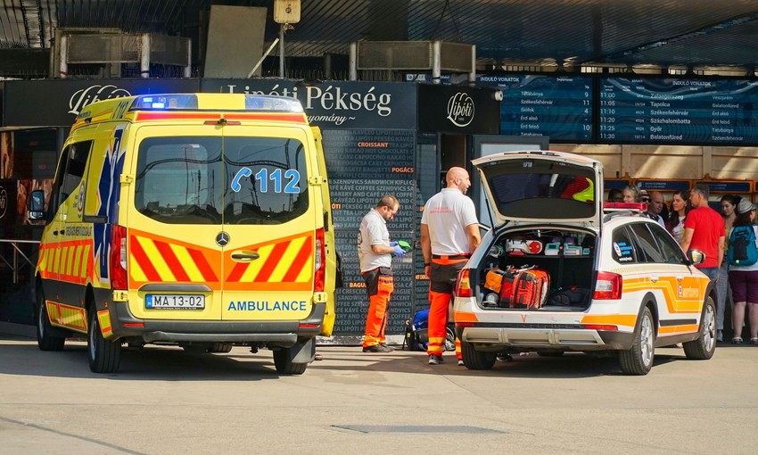 Egy közterületen történt baleset másnesként vonzza a tekinteteket, mégis, jó lenne nagyobb önuralmat tanúsítanunk.