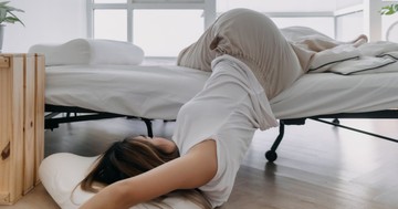 Nehezen alszik el? Egyre többen esküsznek a "csótánygyakorlatra"
