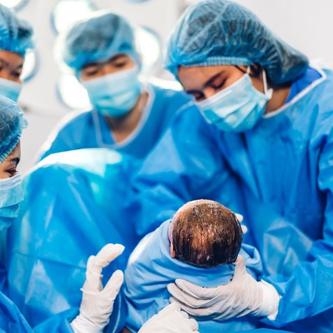 Videón az édesapa, aki ájultan esett a földre, mikor felesége a második gyermeküket hozta a világra című cikk nyitóképe