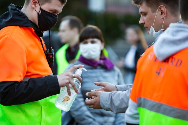 Ausztria megszünteti az oltottak zárlatát, és kötelező oltást tervez