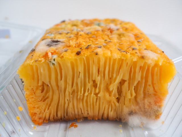 Penész a kenyéren vagy sajton – mikor menthető, és mikor kell kidobni?