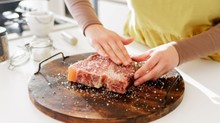 Mikor kell megsózni a húst? Ez az apró részlet határozza meg, hogy szaftos vagy kemény lesz, ha kisül című cikk nyitóképe