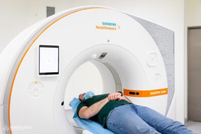 A NAEOTOM Alpha ® középpontjában egy radikálisan új fotonszámláló detektor áll. A QuantaMax detektor közvetlenül átalakítja a röntgensugarakat elektromos jellé, amelyet azután kép készítésére használnak. Az egyes röntgenfelvételek energiáját mérik, így minden szkennelésnél spektrális információ áll rendelkezésre, a képek kontrasztban gazdagok, nagy térbeli felbontással azonos dózis mellett. A QuantaMax fotonszámláló detektor nagy térbeli felbontásának és a Dual Source időbeli felbontásának kombinálása lehetővé teszi a finom részletek megjelenítését a nagyobb diagnosztikai megbízhatóság érdekében.