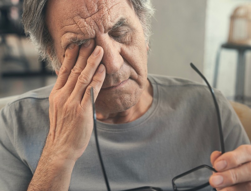 szürkehályog tünete, könnyezés homályos látás