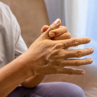 Fájdalmas, gyulladt kezek, ízületek – egyike a Lyme-kór legkellemetlenebb tüneteinek című cikk nyitóképe