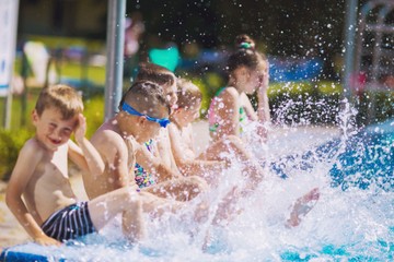 A Hévízi-tó elsősorban gyógytó, melyben a fürdés gyerekek számára nem ajánlott, de a gyermekmedencékben remekül szórakozhatnak a kisebbek is.