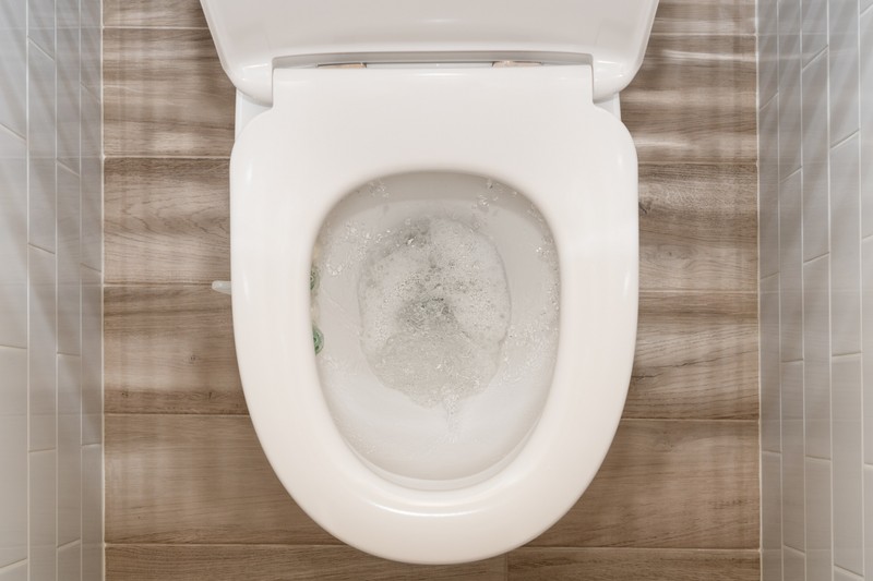 Ezért szór most mindenki cukrot a WC-be