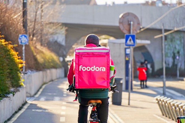 A nemzetgazdasági miniszter lépett közbe – ez derülhet ki az ételfutárokról