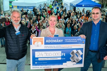 Richter Egészségváros 2025 adományátadás - a képen balról jobbra látható: Dr. Farkas Szabolcs, Sárospatak Város polgármestere; Jarecsni Katerina, a Sárospatak Város Rendelőintézetének intézményvezetője;  Dr. Kozma Róbert, a Richter Gedeon Nyrt. Belföldi értékesítés és marketing igazgatója