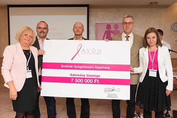 Az adománnyal kapott készülékkel csökkenthető a hajhullás mértéke