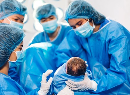 Videón az édesapa, aki ájultan esett a földre, mikor felesége a második gyermeküket hozta a világra című cikk nyitóképe