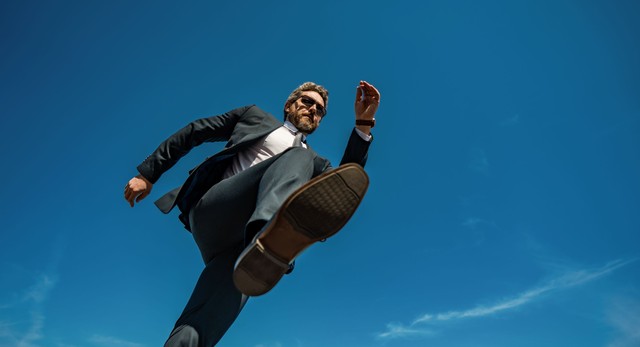 Mindenki sétálni jár, pedig 60 év felett van egy jobb módja is a lábak erősítésének