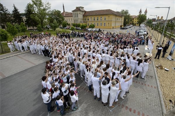 Guinness-rekord Egerben: ezerhatan fertőtlenítettek egyszerre kezet című cikk nyitóképe