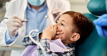  Nagyon fél a gyerekem a fogorvostól - biztonságos a bódítás? Az orvos válaszol 