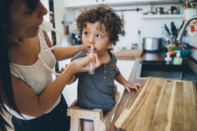Hogyan lehet rávenni a gyereket, hogy engedje az orrszívást, és az orrspray-t? Az orvos válaszol című cikk nyitóképe