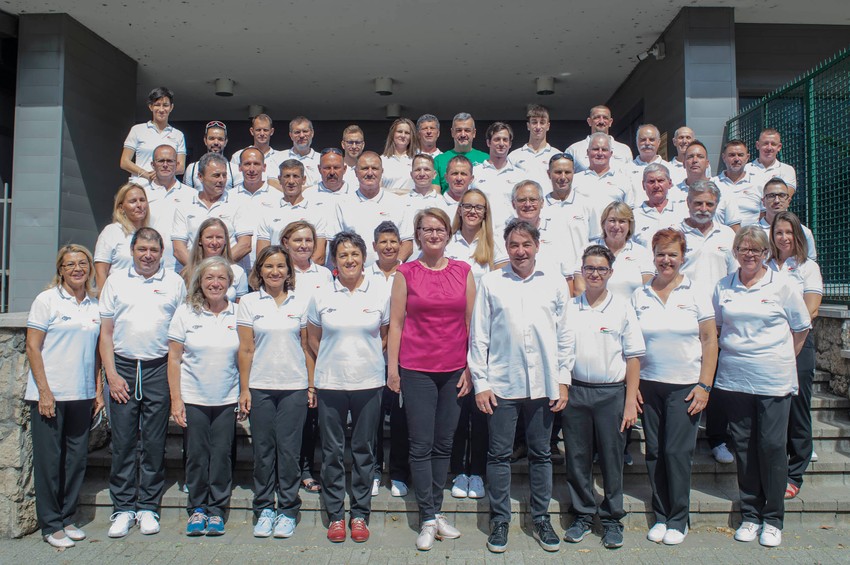 Az Európa-bajnokságra utazó magyar szervátültetett sportolók az indulás előtti csapatgyűlésen, a Magyar Paralimpiai Bizottság elnökével (Forrás: Magyar Szervátültetettek Szövetsége)