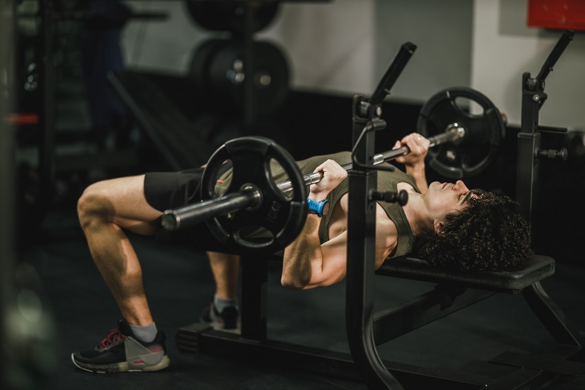 Vállcsúcs fájdalom akkor jelentkezik, amikor a váll izmai és a vállízületek nagy erejű nyomóhatás alá kerülnek. A konditeremben a fej fölött végzendő gyakorlatok (például a fej fölé nyomás vagy a vállból nyomás) pontosan ilyenek, hiszen mozgás közben a súly egy része közvetlenül az ízületekre nehezedik.