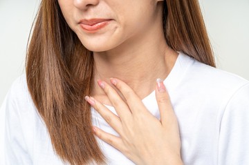 Gombócérzés, csomó a torokban, ami nem fáj: ha ezt is érzi, vegye komolyan!