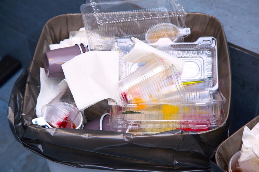 Rengeteg műanyag doboz kerül kidobásra - és azoknak a lebomlási ideje sajnos rengeteg idő.