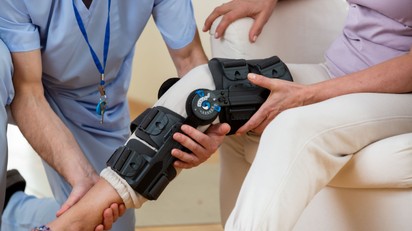 Szike és altatás nélkül operálták meg egy nő térdét egy nagyszombati kórházban! Úttörő beavatkozást próbáltak ki című cikk nyitóképe