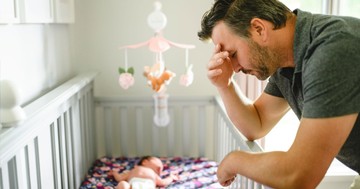 A szülés utáni depresszió nem csak az anyákat érintheti: az apáknál gyakran csak hónapokkal később jelennek meg a tünetek