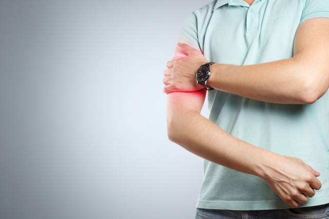 A férjem felkarja begörcsölt, miután megemelt egy 2 kilós súlyt, mi történhetett? Az orvos válaszol