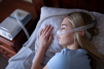 Alvási apnoé: így állítsa be a CPAP készüléket, az alvást segítő maszkot