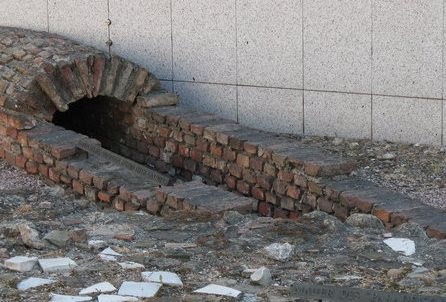 Egy 19. századi csatorna maradványa Bécsben; hasonló nem vízmentesen záró, kis keresztmetszetű kanálisok húzódtak a pesti belváros főbb útjai alatt is.