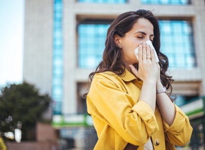 Elindult az idei pollenszezon: egyre többeknél jelentkezhetnek allergiás tünetek című cikk nyitóképe
