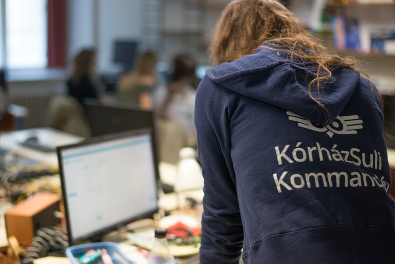 A járvány miatt otthoni tanulásra szoruló krónikus beteg gyerekek oktatására ajánl segítséget a KórházSuli Alapítvány