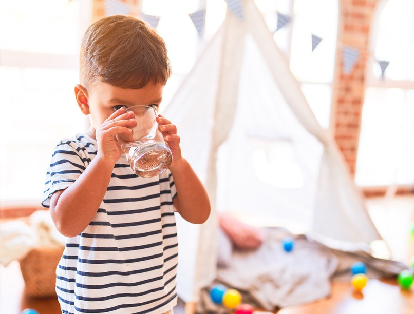 hipós víz, óvoda, ivás, gyerek