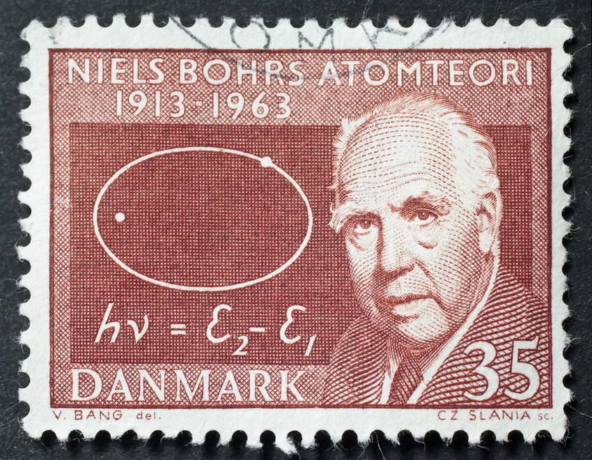 Niels Henrik David Bohr (Koppenhága, 1885. október 7. – Koppenhága, 1962. november 18.) Nobel-díjas dán fizikus, az atomszerkezet és a kvantummechanika kutatója. 1922-ben elnyerte a fizikai Nobel-díjat, 1938-ban a Magyar Tudományos Akadémia is tiszteleti tagjává választotta.