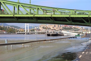 Árvíz: az áradó folyó veszélyes, már a bokáig érő víz is elsodorhat bárkit!