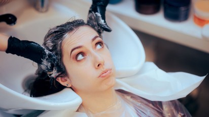 A fodrásznál gondot okoz a fej hátra döntése hajmosáskor? Sokan nem tudják, pedig ez már komoly figyelmeztető jel! című cikk nyitóképe