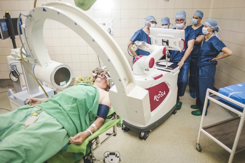 Először végzett robot agyműtétet idehaza