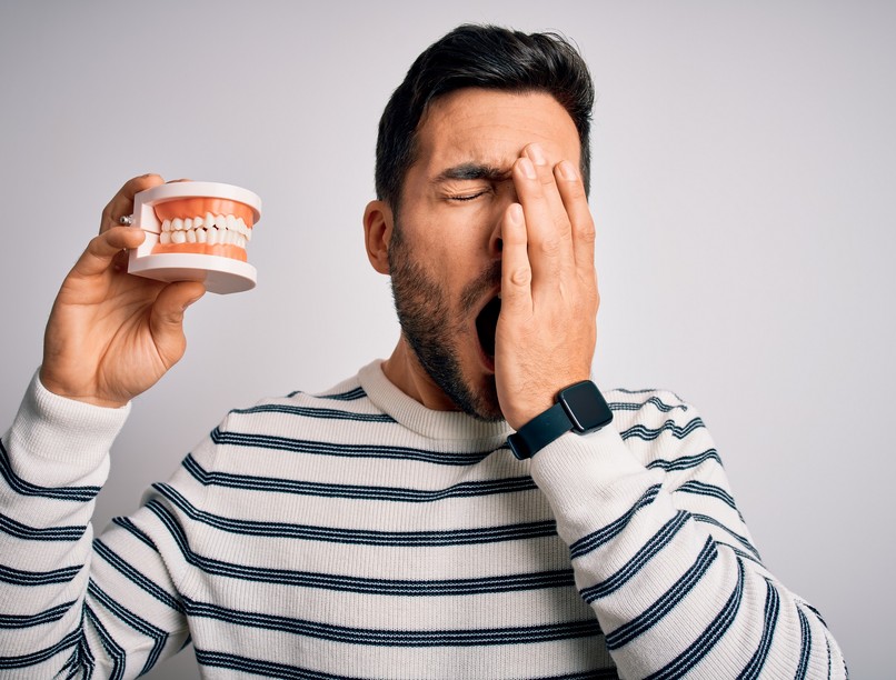 Lehet aludni műfogsorral