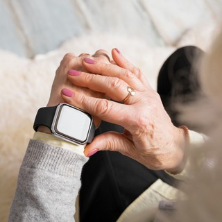 Az okosórák képesek felismerni a Parkinson-kór nagyon korai jeleit című cikk nyitóképe
