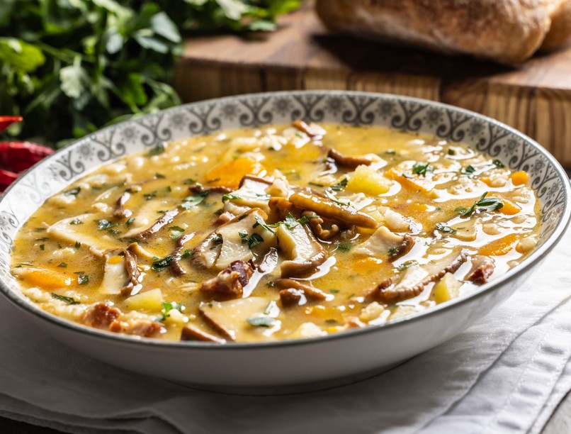 Egészséges tavaszi zöldségleves csiperkével