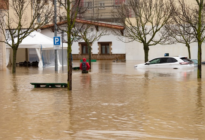Három napot élt túl az autójába szorulva egy asszony a spanyol árvízben című cikk nyitóképe