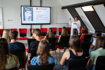 A 21 Nő az egészségügyért alapítvány mentorált diákjainak a látogatása a Heim Pál Országos Gyermekgyógyászati Intézetben.