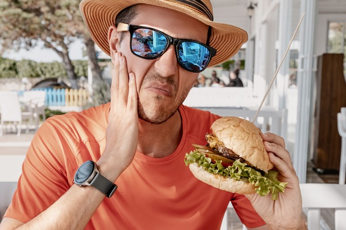 Miért fájhat a fog, ha ráharapunk? 5 gyakori ok a kellemetlen panasz mögött című cikk nyitóképe