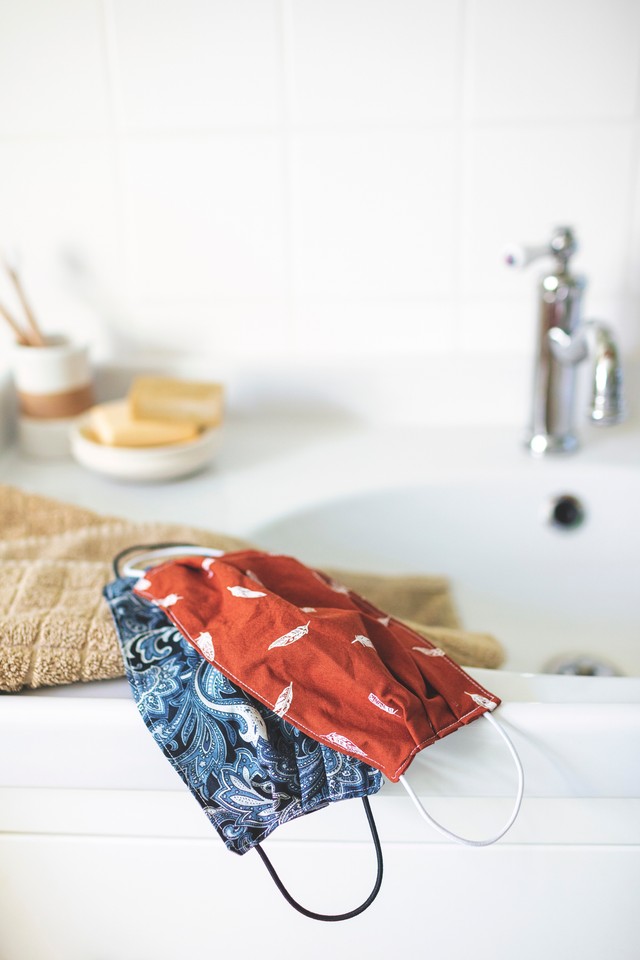 Koronavírus: egy kistelepülés varrónője már 2000 maszkot gyártott