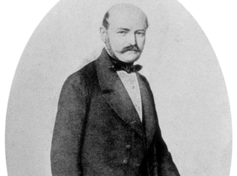 Semmelweis Ignác volt az első orvos, aki kézmosást javasolt a fertőzések terjedésének megelőzése végett. A saját korában mindenki kinevette érte.