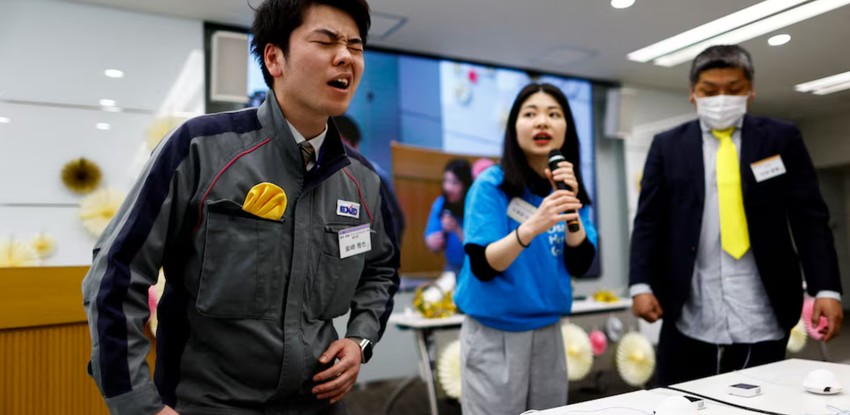 Masaya Shibasaki reakciója, amikor kipróbálja a női menstruációs fájdalmat szimuláló eszközt.