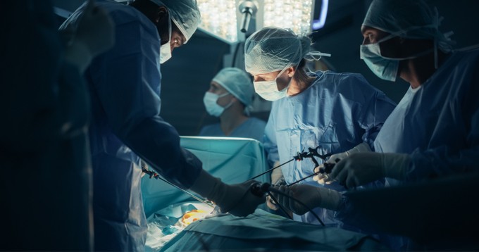 Tényleg rosszabbul járhatunk, ha péntekre esik a műtét napja? című cikk nyitóképe