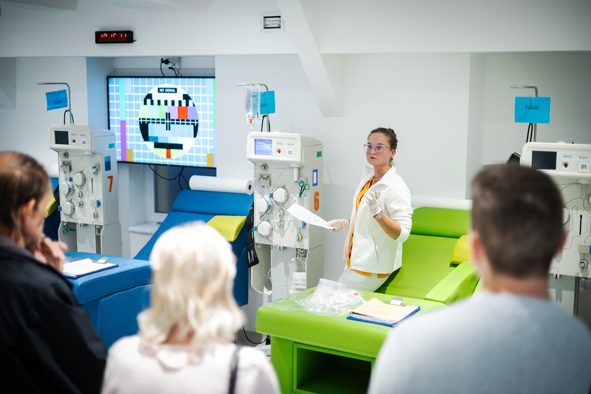 A résztvevők meglepődtek, hogy milyen sok, több száz – néha több ezer –, egészséges embertől származó plazmára van szükség 