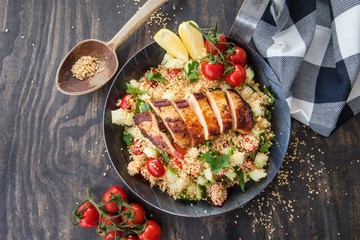 Szaftos, omlós csirkemell sárgarépás kölessel - így készítsen egészséges ünnepi menüt